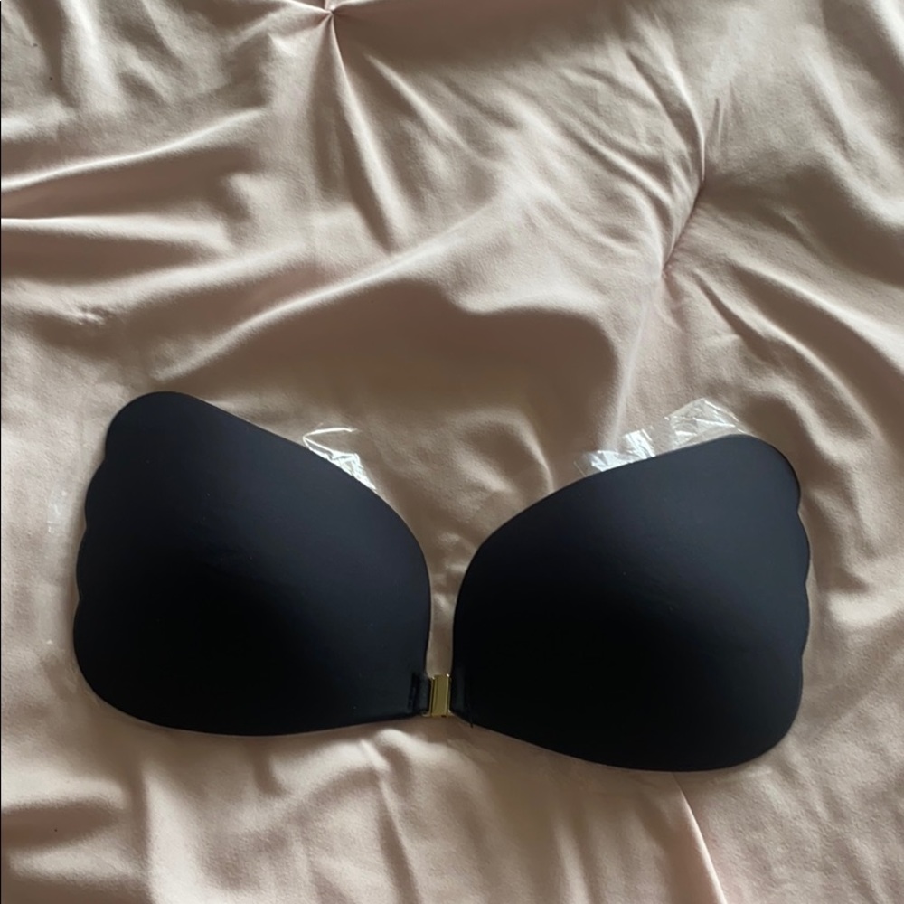 Adhesive strapless backless bra in Black